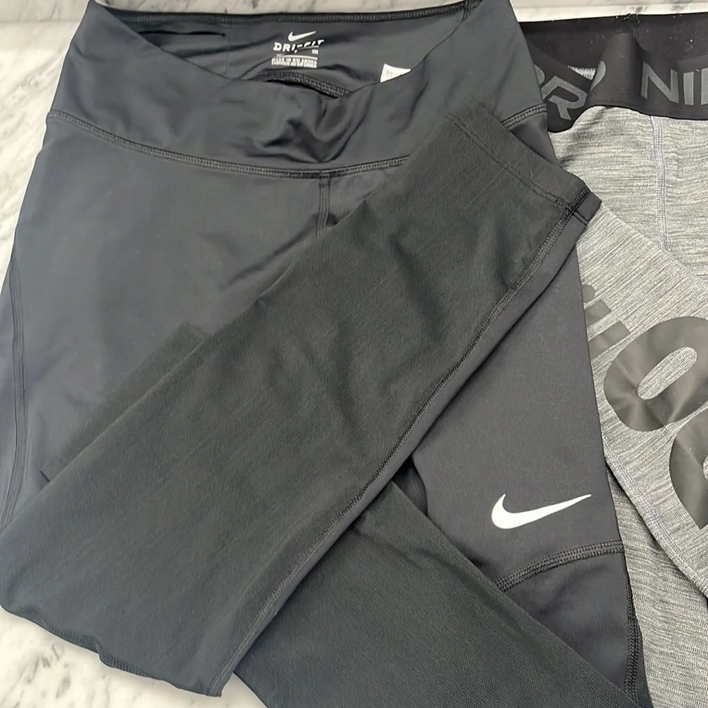 3 pair of Nike full length leggings. Like new! 2 sz xs and black sz small. - Picture 6 of 9